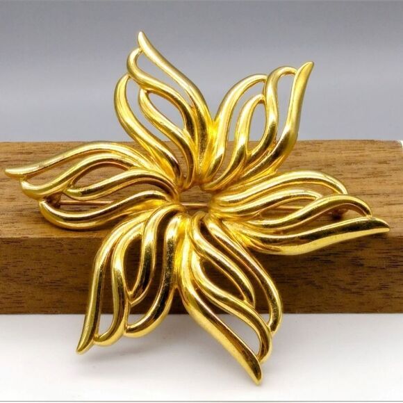 VINTAGE ESTATE SIGNED MONET GOLD TONE FLOWER 3" BROOCH EXCELLENT CONDITION - Picture 4 of 8